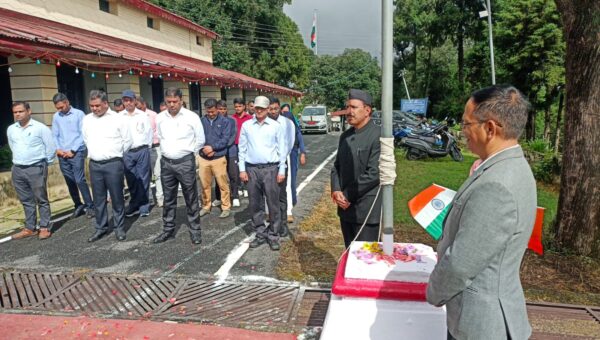 गढ़वाल मंडल कार्यालय में ध्वजारोहण, वीर शहीदों के बलिदान को किया स्मरण