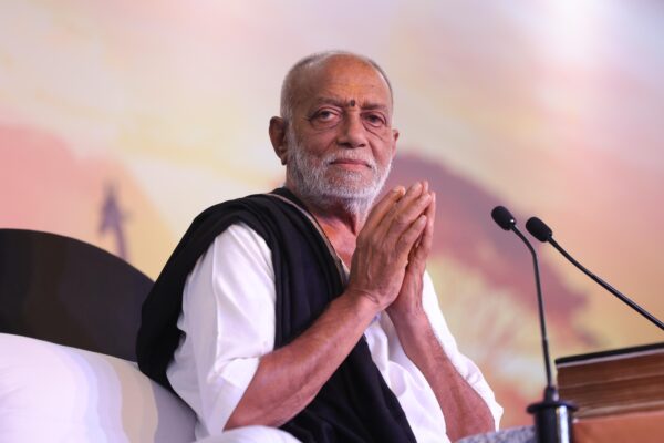 मोरारी बापू ने फहराया राष्ट्रीय ध्वज, तिरंगे का आध्यात्मिक अर्थ समझाते हुए कहा- भारत संकीर्ण नहीं महाभारत है