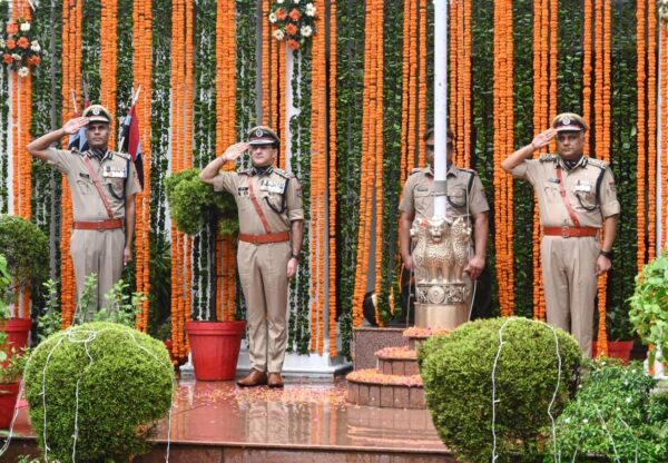 स्वतंत्रता दिवस पर उत्तराखंड पुलिस मुख्यालय में डीजीपी दीपम सेठ ने फहराया तिरंगा, राष्ट्रीय एकता की दिलाई शपथ, अधिकारियों-कर्मचारियों को किया सम्मानित