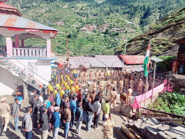 आपदा के बीच आजादी के महापर्व का जश्न, आईजी अरुण मोहन जोशी ने धराली में किया ध्वजारोहण