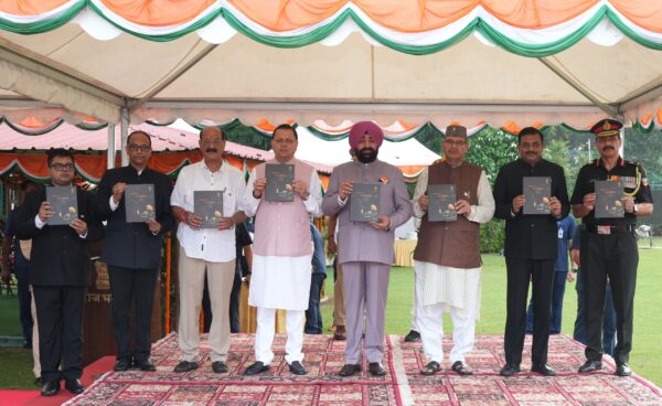 स्वतंत्रता दिवस पर राजभवन में भव्य आयोजन : राज्यपाल और मुख्यमंत्री ने दो महत्वपूर्ण पुस्तकों का किया विमोचन