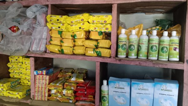 टिहरी की विनीता नौटियाल ने साबित की “जहां चाह, वहां राह” कहावत, पहाड़ी शैंपू – हल्दी और भीमल के साबुन से बनी आत्मनिर्भर; 15 महिलाओं को भी दिया रोजगार