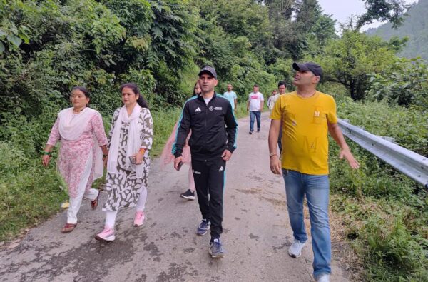 डीएम आशीष भटगांई ने हरबाड़ में आपदा प्रभावितों का लिया जायजा, त्वरित राहत के दिए निर्देश