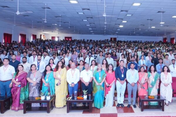 श्री गुरु राम राय विश्वविद्यालय में हुआ ज्ञानयात्रा का दीक्षारंभ, देश के विभिन्न राज्यों से नव प्रवेशी छात्र-छात्राओं ने लिया भाग