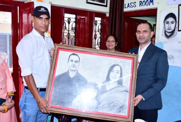 डीएम आशीष भटगांई ने हर्ष आर्ट गैलरी का किया विजिट, विद्यार्थियों द्वारा बनाई गई पेंटिंग्स की सराहना की