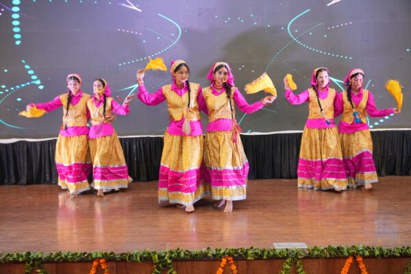 श्री गुरु राम राय विश्वविद्यालय दीक्षारंभ में गूँजे सफलता के मंत्र नवप्रवेशियों ने बढ़ाए आत्मविश्वास भरे कदम, सफलता मंत्रों से प्रेरित होकर नवप्रवेशियों के चेहरों पर आत्मविश्वास और उम्मीद की बिखरी चमक