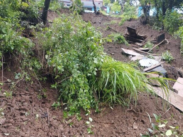 चमोली : गौचर में भू-स्खलन से 8 आवासीय भवनों पर खतरा, सड़क अवरुद्ध, प्रशासन मौके पर