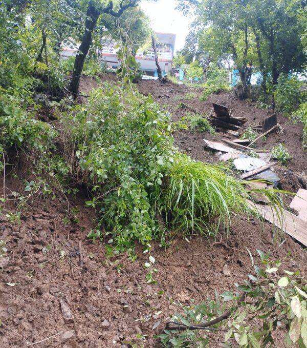 चमोली : गौचर में भू-स्खलन से 8 आवासीय भवनों पर खतरा, सड़क अवरुद्ध, प्रशासन मौके पर