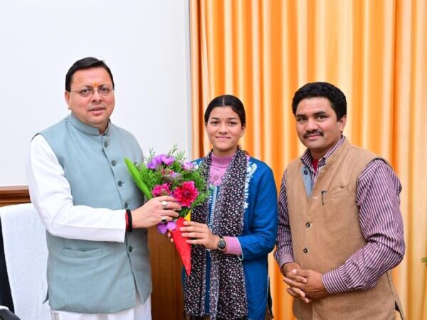 सीएम पुष्कर सिंह धामी से मुख्यमंत्री आदर्श ग्राम सारकोट की ग्राम प्रधान प्रियंका नेगी ने की भेंट