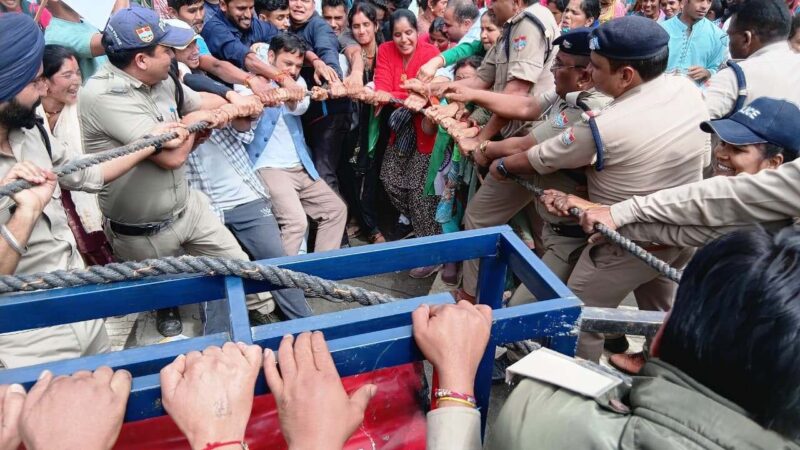 प्रदर्शनकारियो को रोकने में पुलिस को बहाना पड़ा पसीना