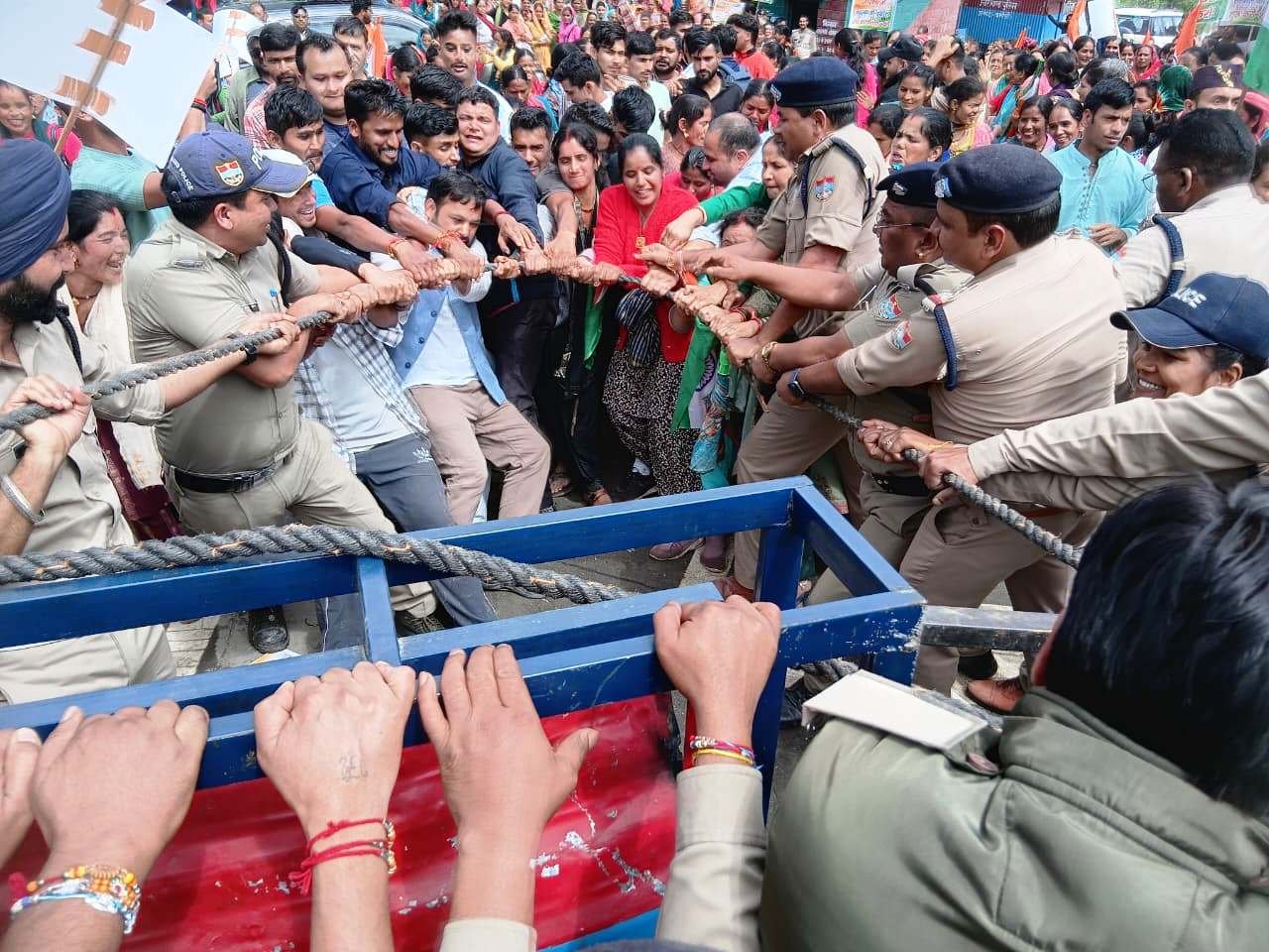 प्रदर्शनकारियो को रोकने में पुलिस को बहाना पड़ा पसीना