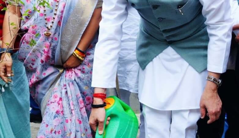 सीएम धामी ने एक पेड़ मां के नाम अभियान के तहत किया पौधरोपण