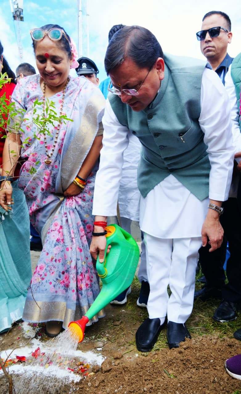 सीएम धामी ने एक पेड़ मां के नाम अभियान के तहत किया पौधरोपण