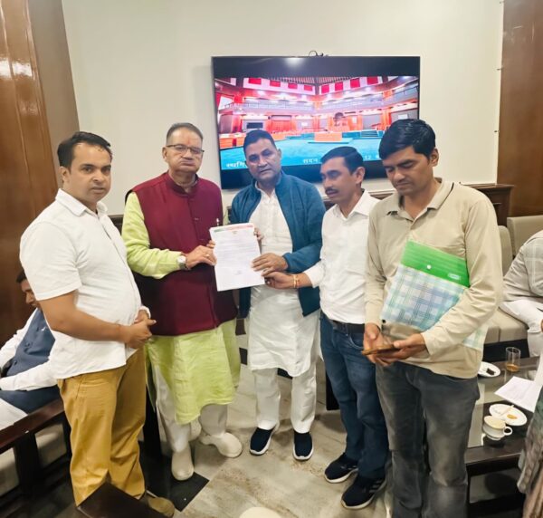 ग्राम्य विकास मंत्री गणेश जोशी से भीमताल क्षेत्र के स्थानीय लोगों के एक प्रतिनिधि मंडल ने की भेंट