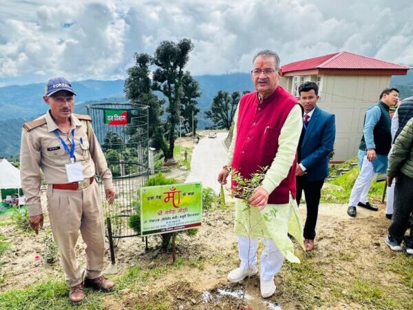 कैबिनेट मंत्री गणेश जोशी ने ‘एक पेड़ मां के नाम’ अभियान के तहत गैरसैंण में किया पौधारोपण, पर्यावरण संरक्षण का दिया संदेश