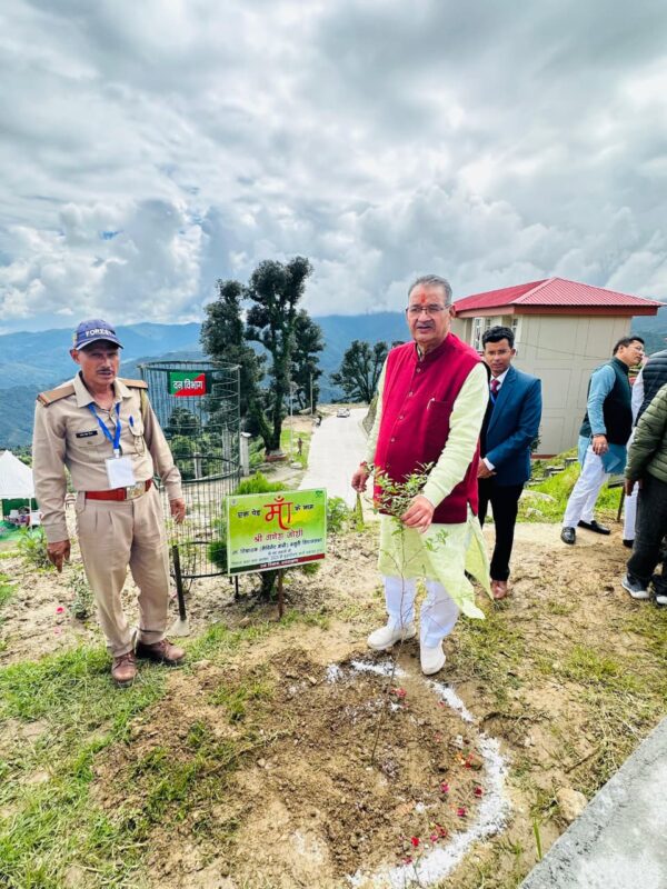 कैबिनेट मंत्री गणेश जोशी ने ‘एक पेड़ मां के नाम’ अभियान के तहत गैरसैंण में किया पौधारोपण, पर्यावरण संरक्षण का दिया संदेश