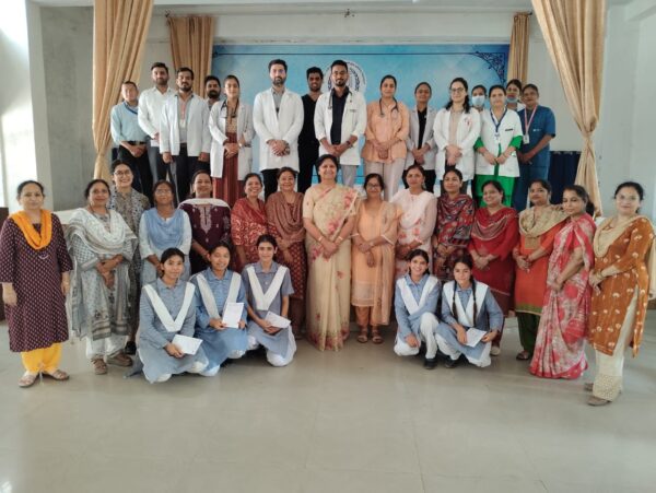 फूलचंद नारी शिल्प इंटर कॉलेज में श्री महंत इन्दिरेश अस्पताल का निःशुल्क स्वास्थ्य शिविर