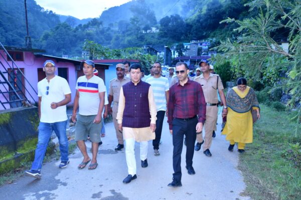 विधायक सुरेश गढ़िया एवं डीएम आशीष भटगांई ने आपदा प्रभावित हड़बाड़ और पाँकड़ का किया स्थलीय निरीक्षण, प्रभावितों को तत्काल सहायता के दिए निर्देश