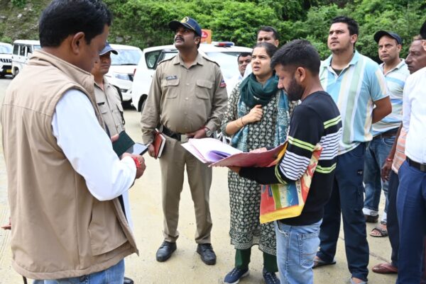 डीएम नितिका खण्डेलवाल ने थौलधार विकासखंड के आपदाग्रस्त क्षेत्रों का किया स्थलीय निरीक्षण, अधिकारियों को तत्काल कार्यवाही के दिए निर्देश
