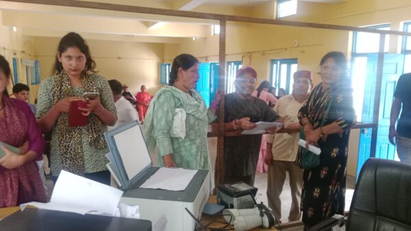 डीएम स्वाति एस. भदौरिया के निर्देश पर एकेश्वर ब्लॉक में लगाया गया आधार कैंप, ग्रामीणों को मिली बड़ी सुविधा