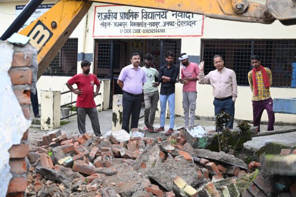 जिला प्रशासन ने की बड़ी कार्रवाई, नवादा प्राथमिक विद्यालय परिसर से हटाई अवैध मजार