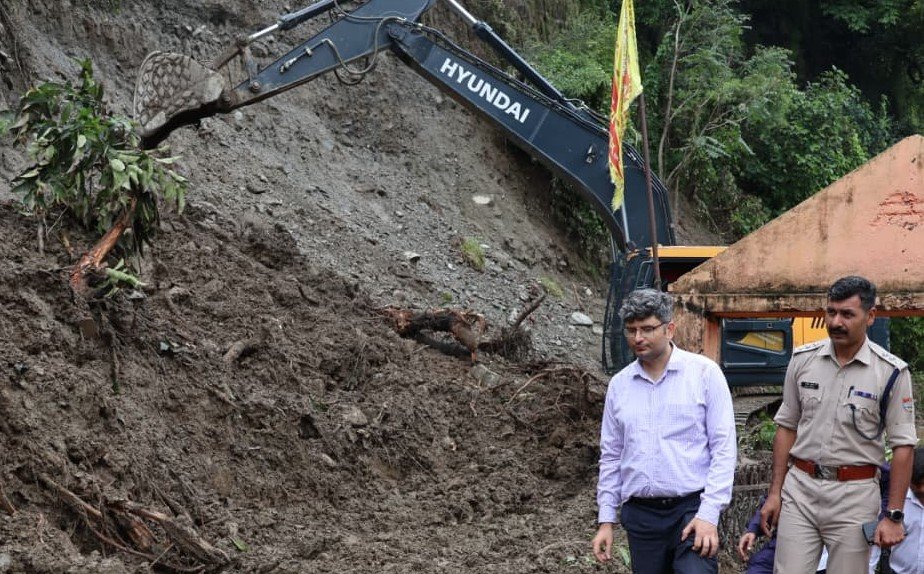 प्रभावित क्षेत्र में क्षतिग्रस्त सड़कों को खोलने पर खास फोकस