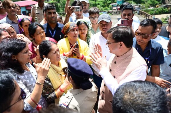 आपदा प्रभावित लोगों को देख सीएम धामी ने रुकवाया काफिला, प्रोटोकॉल तोड़ जनता के बीच पहुंचे मुख्यमंत्री