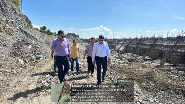 एडीएम शैलेंद्र सिंह नेगी ने अंतर्राष्ट्रीय स्टेडियम की क्षतिग्रस्त भूमि और गोला नदी के तटबंध का किया स्थलीय निरीक्षण, दिए निर्देश