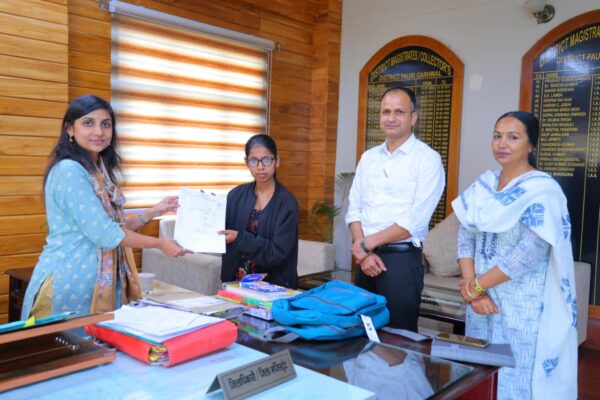 डीएम स्वाति एस. भदौरिया बनीं राधिका की “शिक्षा की देवी”, भावुक अपील पर मिला सहारा, “बेटी बचाओ, बेटी पढ़ाओ” योजना से संवरा भविष्य