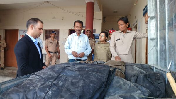 डीएम आशीष भटगांई ने तहसील व सामुदायिक स्वास्थ्य केंद्र कांण्डा का किया औचक निरीक्षण, दिए सख्त निर्देश