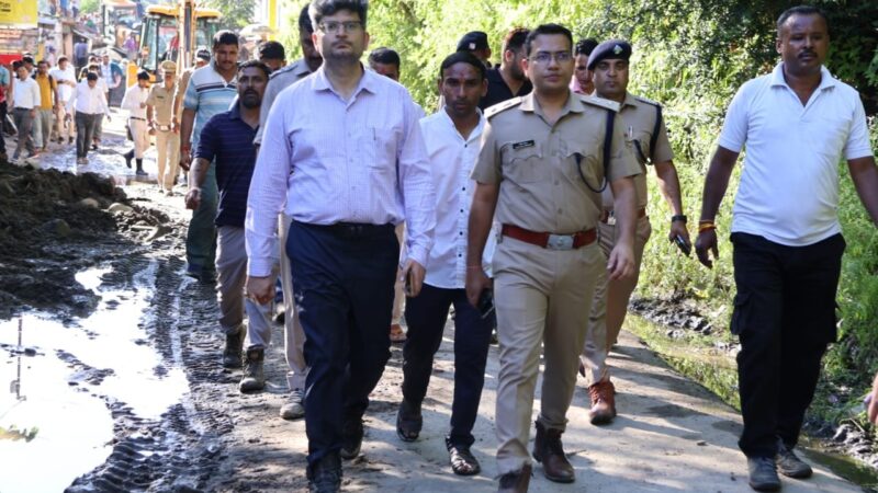 ग्राउंड जीरो पर रहकर थराली आपदा के मोर्चे पर डटे डीएम संदीप तिवारी