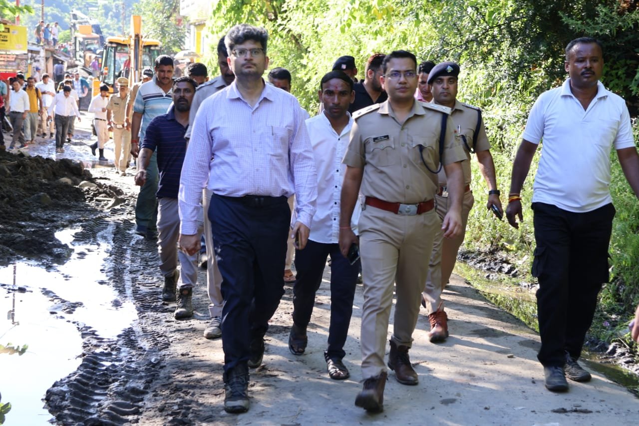 ग्राउंड जीरो पर रहकर थराली आपदा के मोर्चे पर डटे डीएम संदीप तिवारी