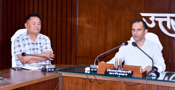 डीएम आशीष भटगांई ने की आपदा प्रबंधन, विकास कार्यों और लंबित परियोजनाओं की गहन समीक्षा, अधिकारियों को दिए कड़े निर्देश