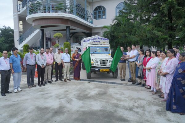 श्री गुरु राम राय विश्वविद्यालय ने थराली चमोली आपदा पीडितों के लिए भेजी राहत सामग्री, कुलपति व कुलसचिव ने हरी झण्डी दिखाकर वाहनों को किया रवाना