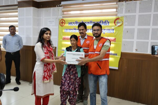 डीएम स्वाति एस. भदौरिया की अध्यक्षता में रेडक्रॉस सोसाइटी ने आपदा प्रभावितों को की राहत सामग्री वितरित