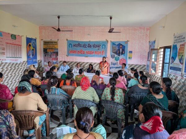 SBI का वित्तीय समावेशन महा-अभियान, डिजिटल फ्रॉड से बचाव और खातों में नामांकन की समझाई अहमियत, ग्रामीणों को मिला योजनाओं का लाभ