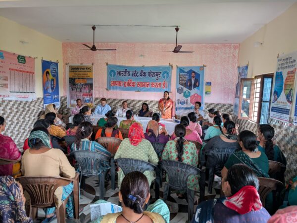 SBI का वित्तीय समावेशन महा-अभियान, डिजिटल फ्रॉड से बचाव और खातों में नामांकन की समझाई अहमियत, ग्रामीणों को मिला योजनाओं का लाभ