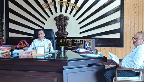 डीएम आशीष भटगांई की अध्यक्षता में बीस सूत्रीय कार्यक्रम के क्रियान्वयन की समीक्षा बैठक आयोजित, दिए निर्देश