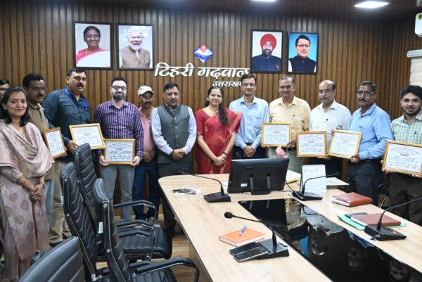 आदर्श संस्था सचिव ने डीएम नितिका खण्डेलवाल एवं उत्कृष्ट कार्य करने वाले अधिकारियों व कर्मचारियों को किया सम्मानित