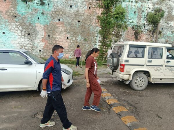 टिहरी में स्वच्छता अभियान : जिलाधिकारी और पालिका अध्यक्ष ने किया श्रमदान, नागरिकों से सहयोग की अपील