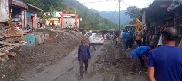 थराली आपदा क्षेत्र में 2 पोक्लैन मशीन, 7 जेसीबी, 4 डम्पर और लगभग 88 मजदूर कार्यरत; प्रशासनिक अधिकारी एवं कर्मचारी थराली आपदा क्षेत्र की व्यवस्थायें सुचारु करने के लिए दिन-रात सक्रिय