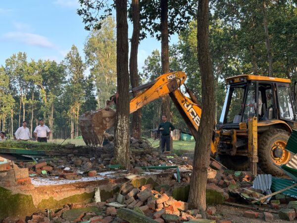 अवैध अतिक्रमण पर जिला प्रशासन का कड़ा प्रहार जारी; वन भूमि में बनाई गई मजार ध्वस्त 