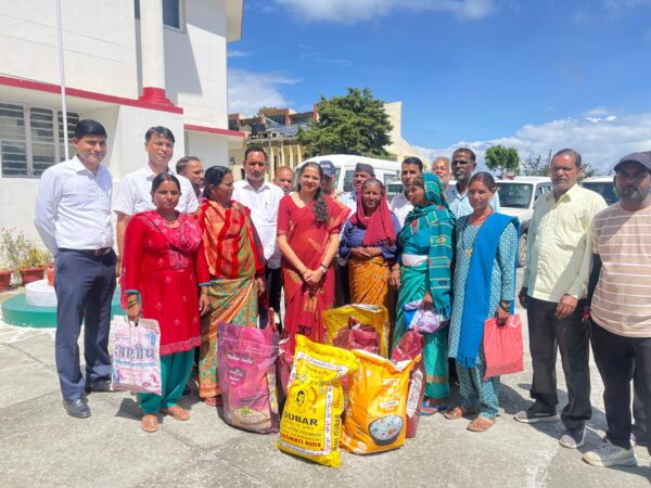 डीएम नितिका खण्डेलवाल ने ओखला गांव के 09 आपदा प्रभावित परिवारों को दी राहत सामग्री