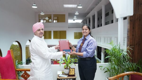 एसजीआरआरयू की मेधावी छात्रा हंसिका सक्सेना की प्रतिभा को श्री गुरु राम राय विश्वविद्यालय ने किया सम्मानित, श्रीमहंत देवेन्द्र दास जी महाराज ने 25 हजार रूपये का चेक किया प्रदान