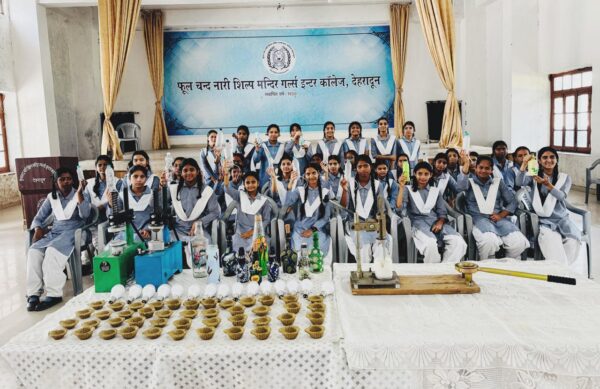 फूलचंद नारी शिल्प गर्ल्स इंटर कॉलेज में “स्किल डे” के रूप में मनाया गया “बैग-फ्री डे”