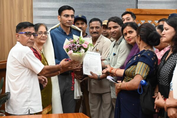 डीएम सविन बंसल को भू-क़ानून अभियान उत्तराखंड 2016 के सदस्यों ने किया सम्मानित, जनहितैषी कार्य और अतिक्रमण पर त्वरित कार्रवाई को सराहा