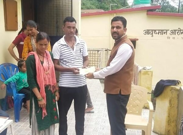 सीएम घोषणा के अनुरूप प्रभावित क्षेत्रों में वितरित किये राहत राशि के चेक, पूर्ण मकान क्षति एवं मृतकों को सीएम राहत, 5-5 लाख की सहायता राशि वितरित