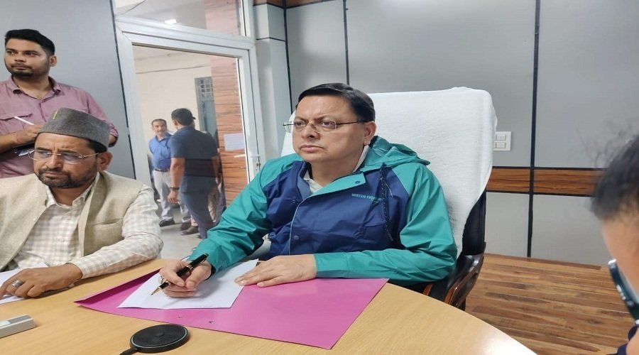 धराली में आपदा प्रभावितों से मिले मुख्यमंत्री धामी, राहत कार्य तेज करने के निर्देश