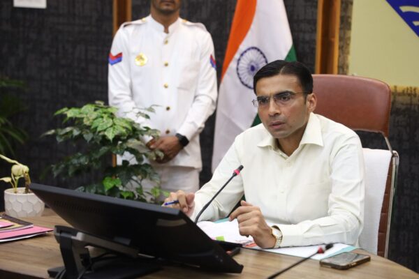 डीएम सविन बंसल ने लंबित आपराधिक वादों के त्वरित निस्तारण को लेकर की समीक्षा बैठक