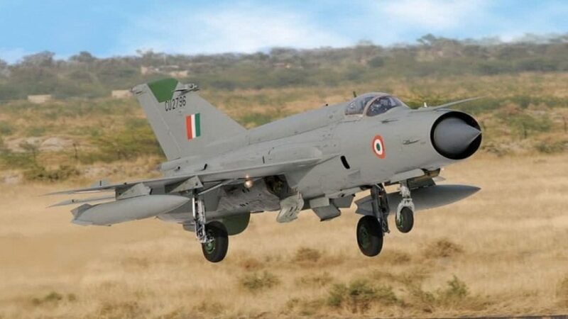 भारतीय वायुसेना के ‘योद्धा’ MiG-21 की विदाई, वायुसेना प्रमुख ने भरी आखिरी उड़ान